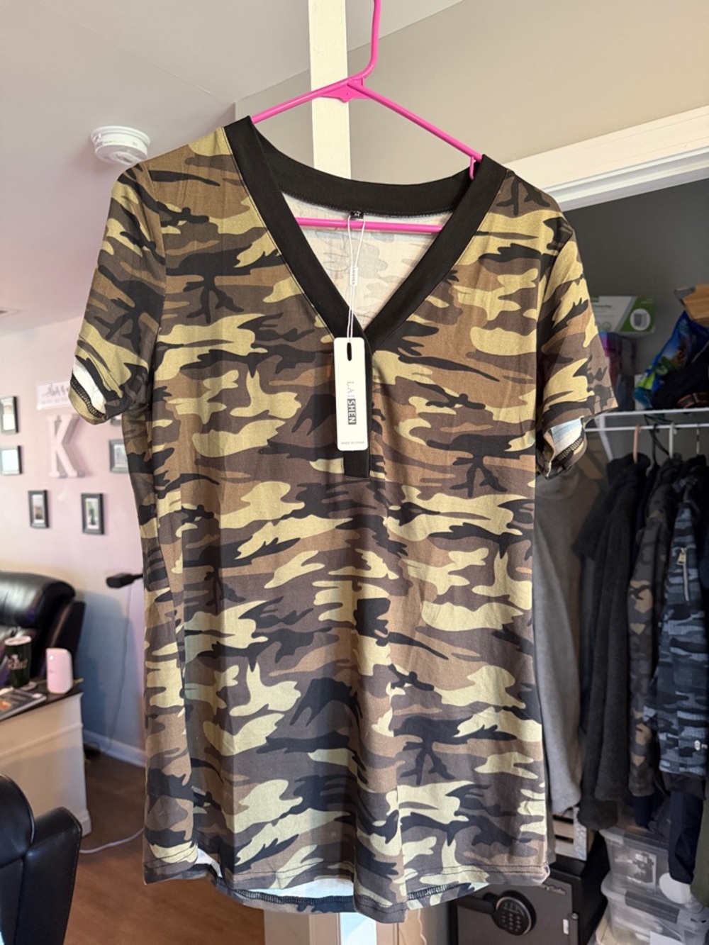 Women’s M Camo V-Neck Short Sleeve Tee - Olive/Black